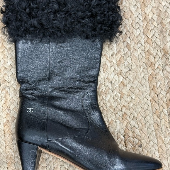 Chanel black boots, a shearling trim, a covered cone heel, and a silver CC logo - Picture 10 of 11